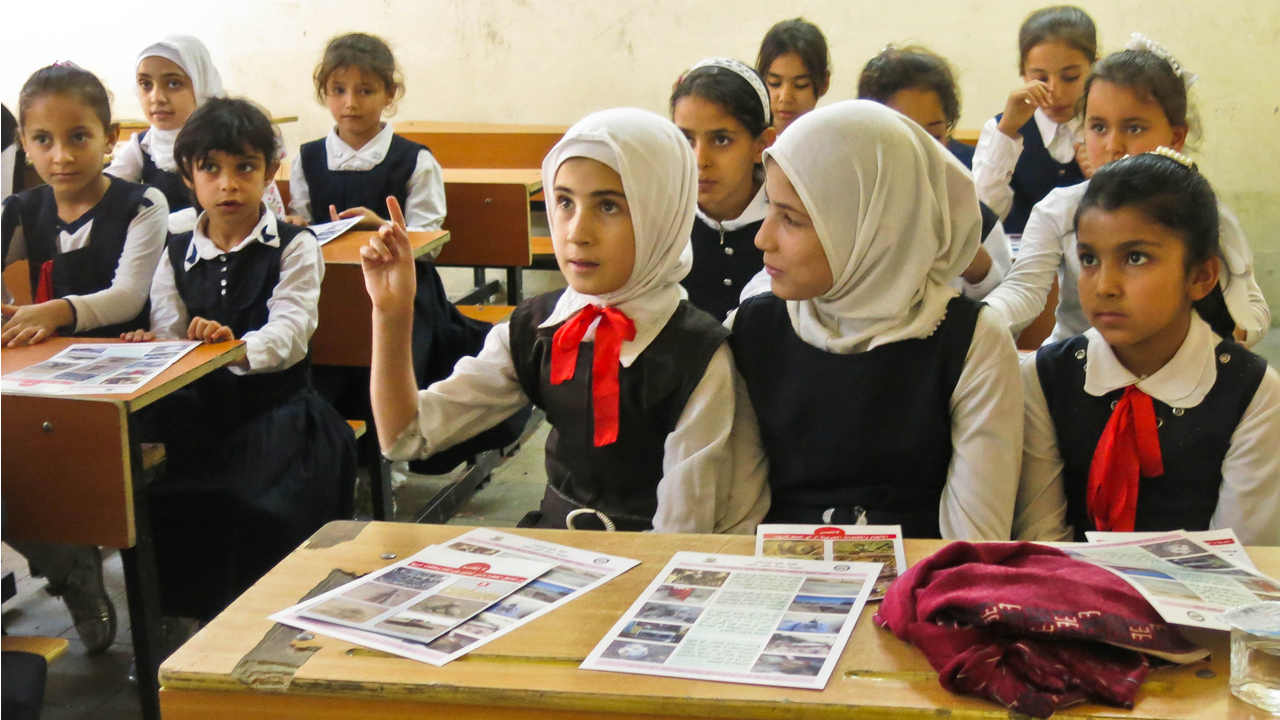  Girls take part in a mine risk education session at a school in the governorate of Kirkuk, Iraq.