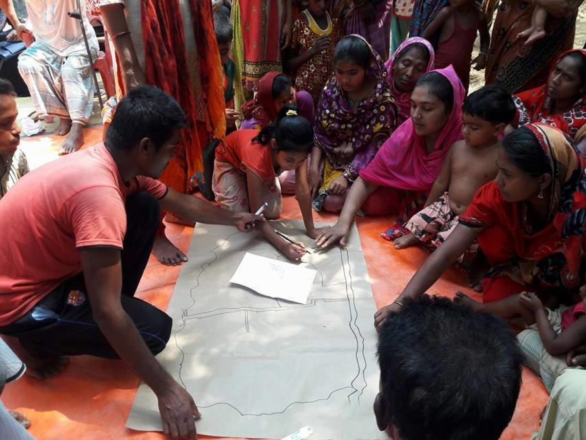 Growing Together community mapping in village Bangladesh. © Handicap International