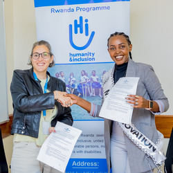 Jeannette Uwimana and Mélanie Geiser, HI's Country Manager in Rwanda, at the signing of the ambassadorship contract. © N. Nyirabageni / HI