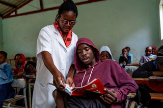 Mario’s teacher, Maria, is a great help for the young man and he gets on very well with her. © Screen Imagem / HI