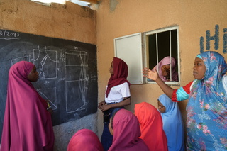 Badariya facilitating a sewing and knitting workshop organised by HI. © J. Labeur / HI