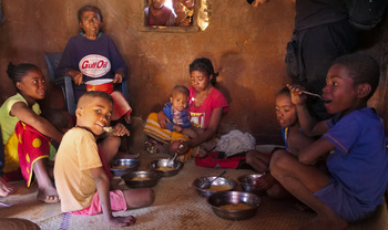 Nahy and her family eat lunch together in her home. © R.CREWS / HI