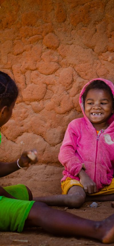 Avotavy and her friend Elinah play "tantara" © Parany.Photo / HI