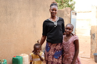 Perpétue at home in Ouagadougou with her mother and little sister. © N. Lawson / HI