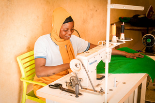 Saly sewing in her workshop. © A. Faye / HI