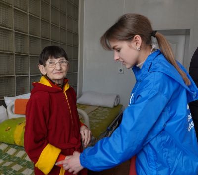 Tamara Artamonova (left), displaced from Bakhmut, is with HI rehabilitation specialist Maria Topka (right) © O.Marikutsa / HI