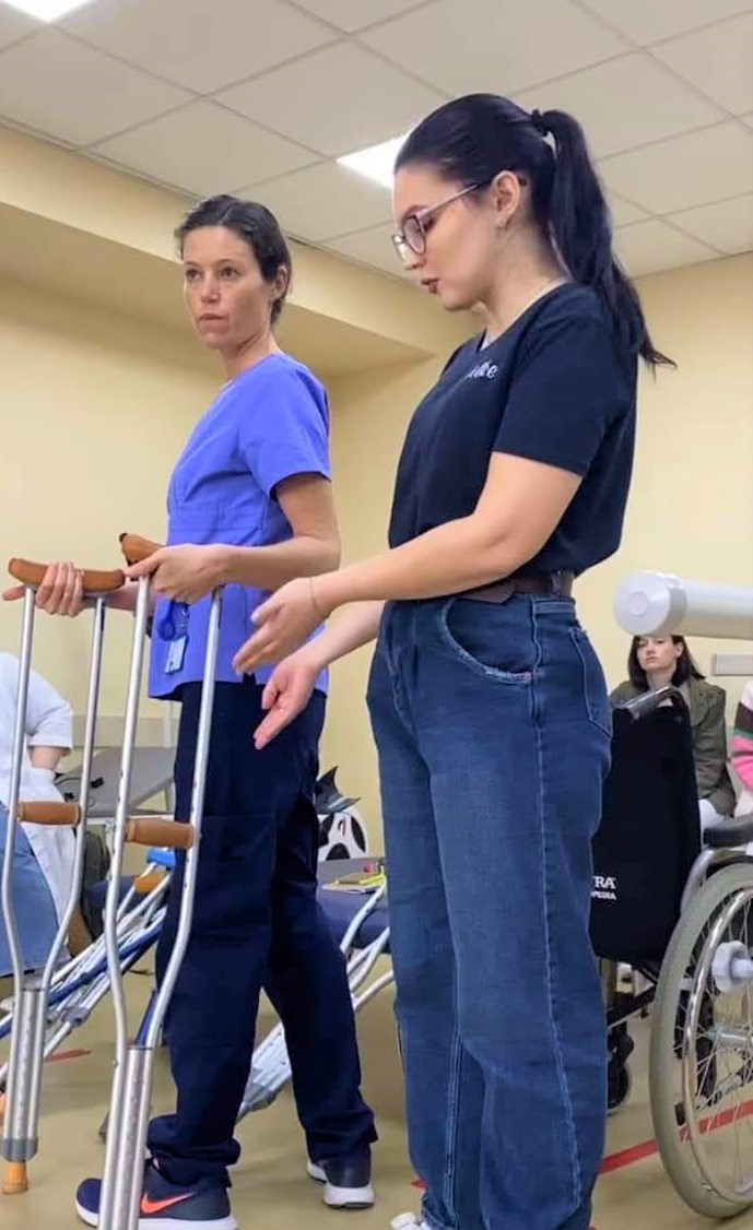 Gaëlle Smith (left), HI rehabilitation specialist. ©HI