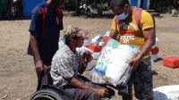 After cyclone Batsirai and before the arrival of cyclone Emnati, HI teams distribute emergency kits to affected communities and persons with disability