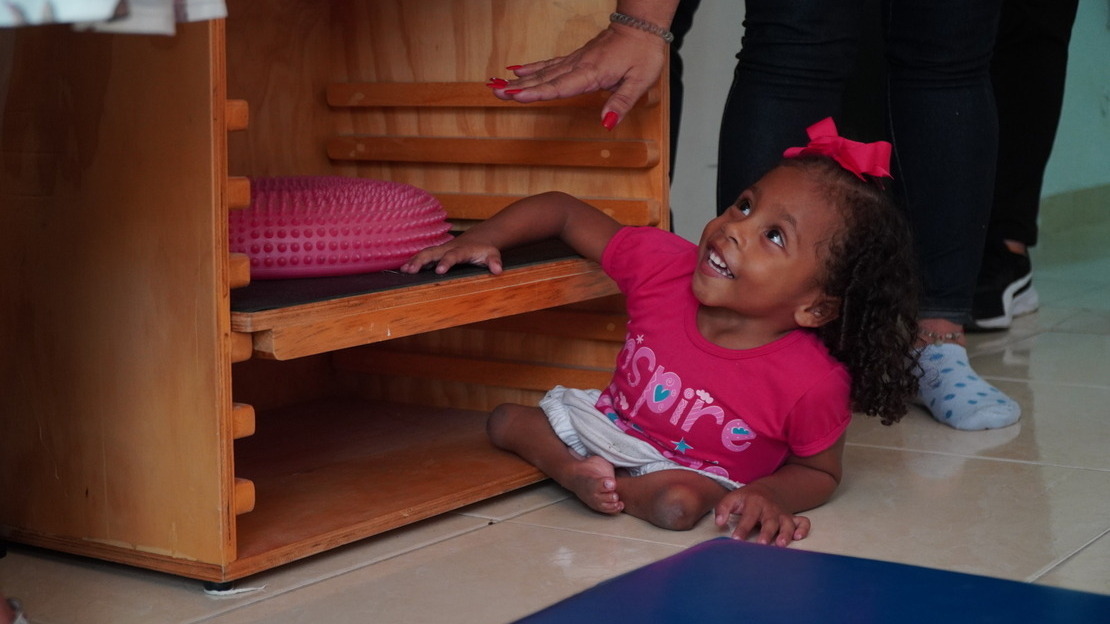 Milagros doing rehabilitation exercises at HI’s facilities in Riohacha, Colombia.