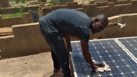 Dicko repairs a solar pannel in Mali, 2020