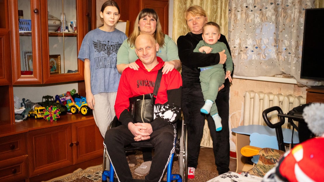 Ukraine: wounded in an air strike, Oleksandr learns to walk again thanks to HI support