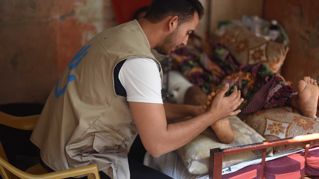 Archive: an HI rehabilitation professional cares for a wounded civilian in Gaza in 2018