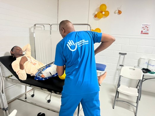 Emergency rehabilitation service in Port-au-Prince. Since August 2024, HI has been working with MSF to care for patients in a hospital in Port-au-Prince. While the crisis has drastically reduced access to care, a team of 6 HI staff, including physical therapists and an occupational therapist, accompany the injured after their operations. 196 patients were treated in 2024.
