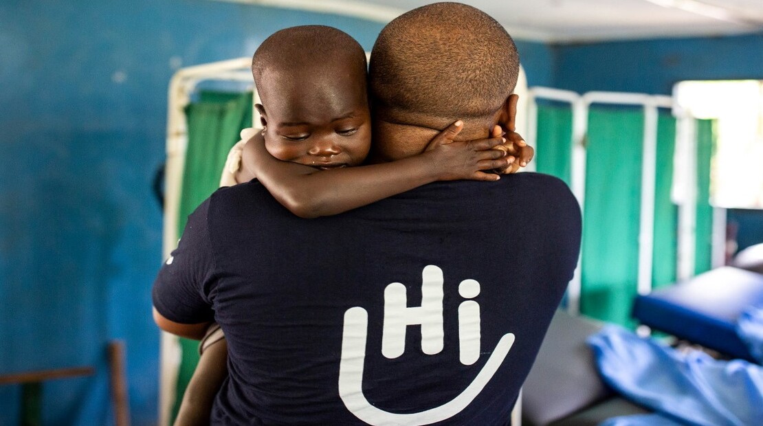 Simon Njenga, HI occupational therapist, during a rehabilitation session with Elizabeth Abiel at Rehabilitation Center 1 in Kakuma, Kenya. © Patrick Meinhardt / HI