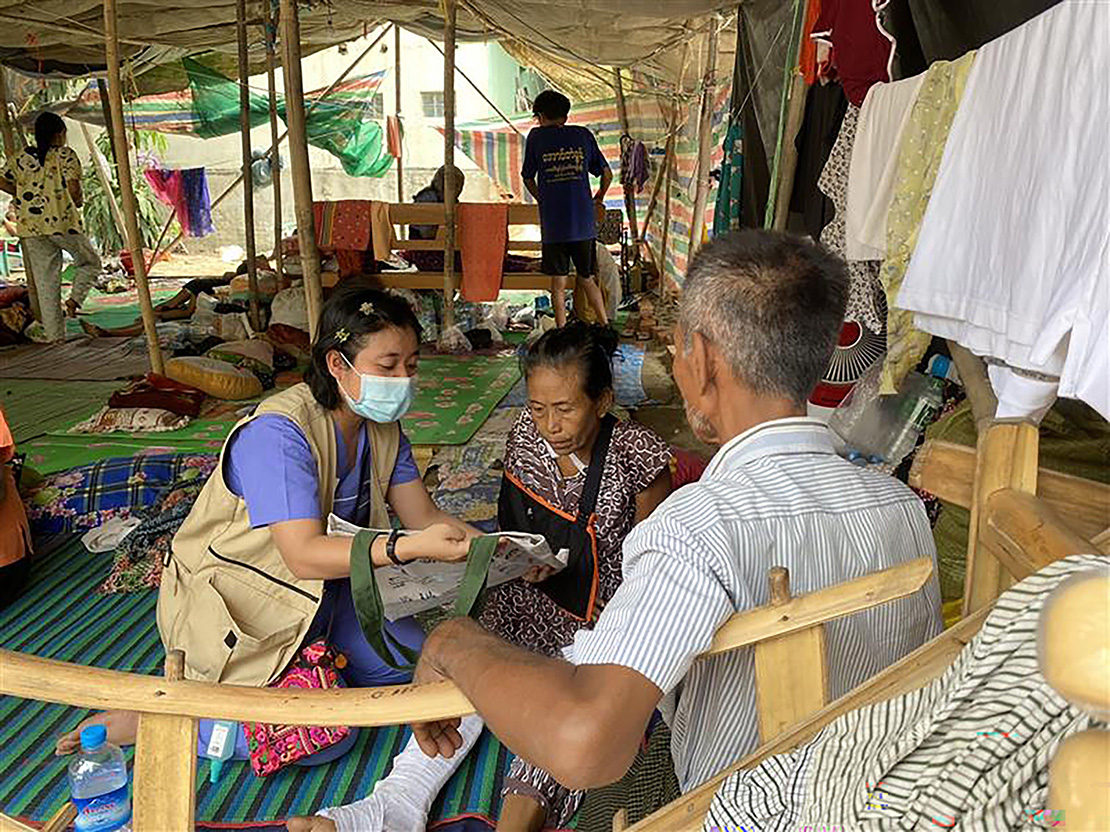 HI teams provide psychological support to victims a few days after the earthquake. 