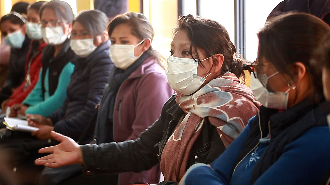 A participant speaks in an HI training session designed to empower women against gender-based violence in Bolivia, 2021. 