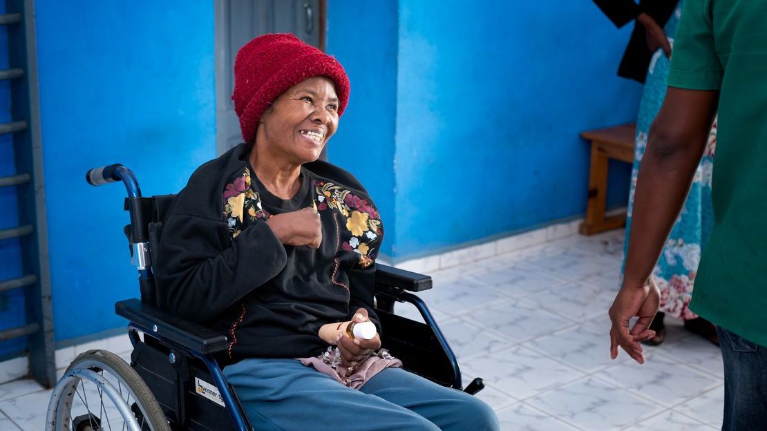 : Raizy receives massage oil from her physical therapist in the Tuléar rehabilitation center. © Parany.Photo / HI