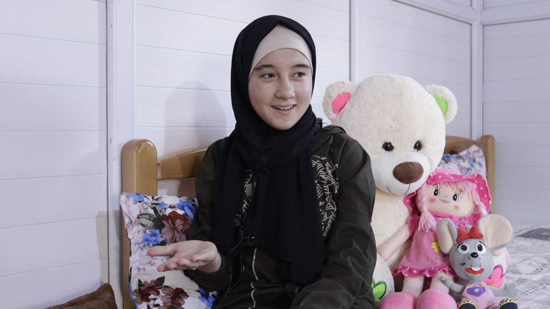 Suzan, aged 12, was trapped under rubble for 13 hours during the earthquake of February 6, 2023. Here she is in Aqrabat hospital. 