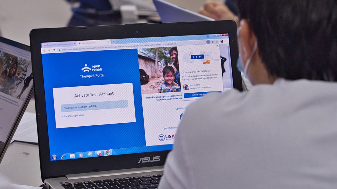 A rehabilitation professional uses the OpenTeleRehab software in an HI training session, Vietnam 2021.