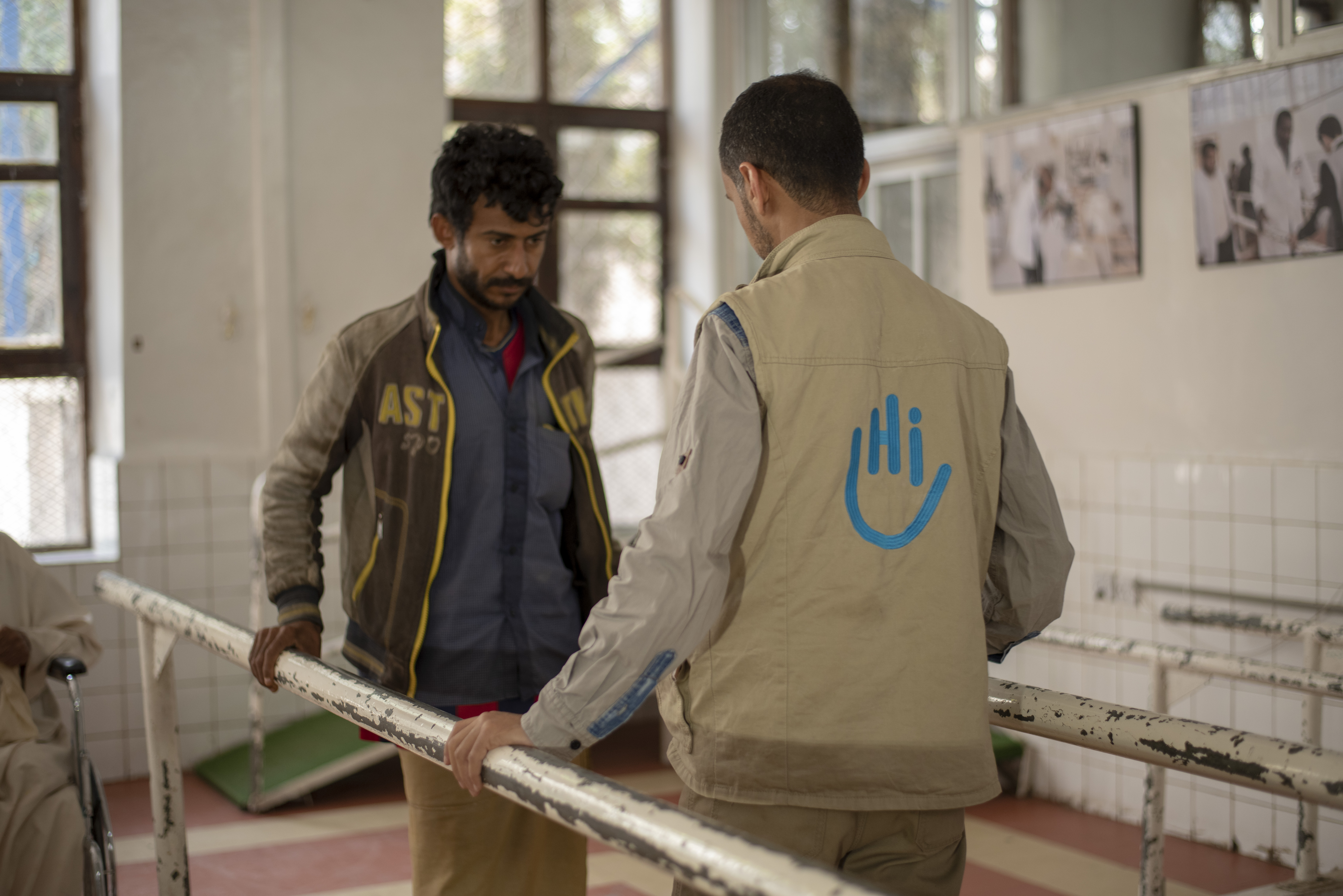 Rehabilitation session with Aiman Al-Mutawaki, a physical therapist who works for HI in the Sana'a center.