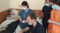 In a hospital in Lviv, HI emergency rehabilitation manager Virginie Duclos provides specialized training to care for a patient burned by explosive weapons in the ongoing conflict