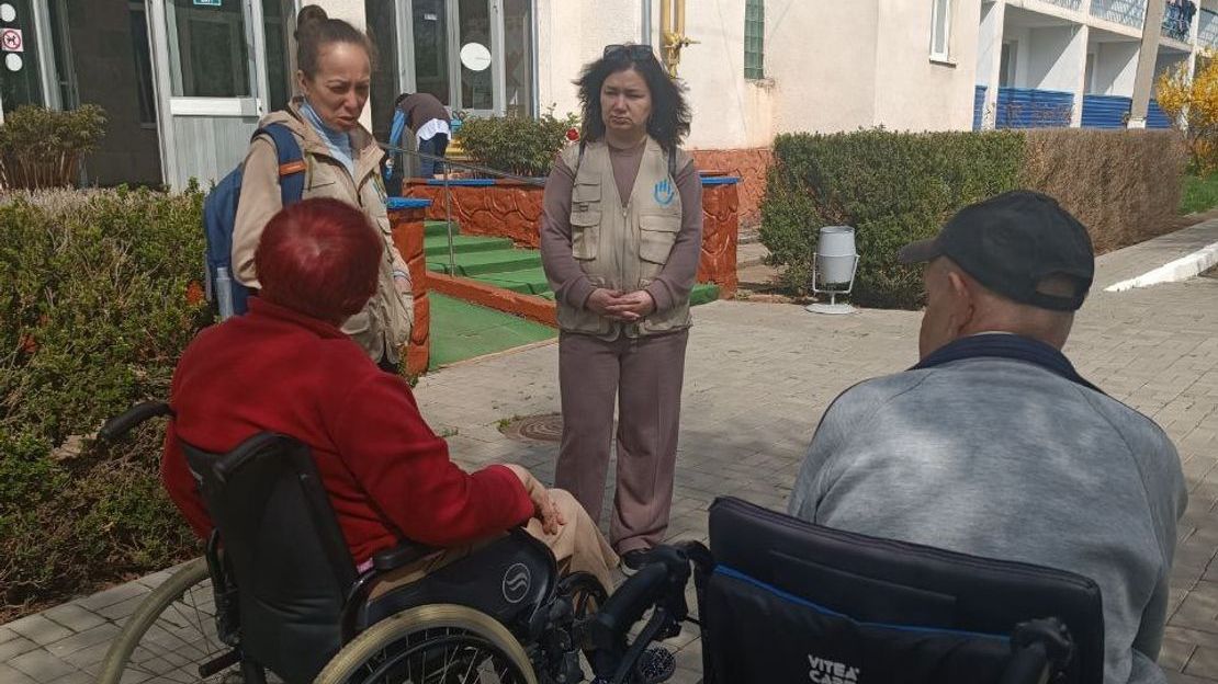 HI staff at a geriatric center that hosts people displaced by the war in Ukraine. © C.Tahiroglu / HI