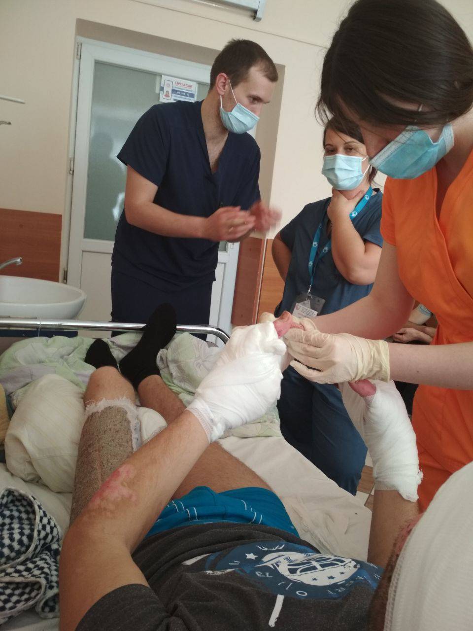 In Lviv, Virginie Duclos provides specialized training to care for a patient burned by explosive weapons in the ongoing conflict. © HI