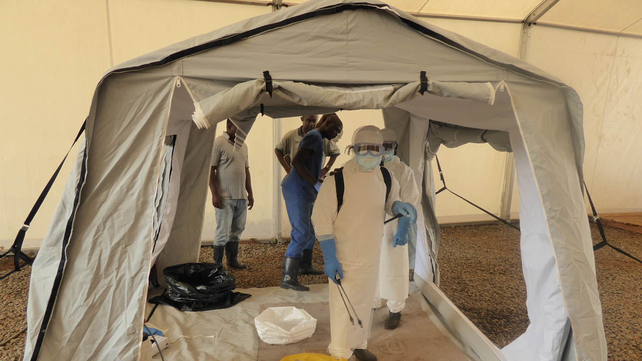 Ebola crisis. Teams testing an inflatable tent. Sierra Leone.