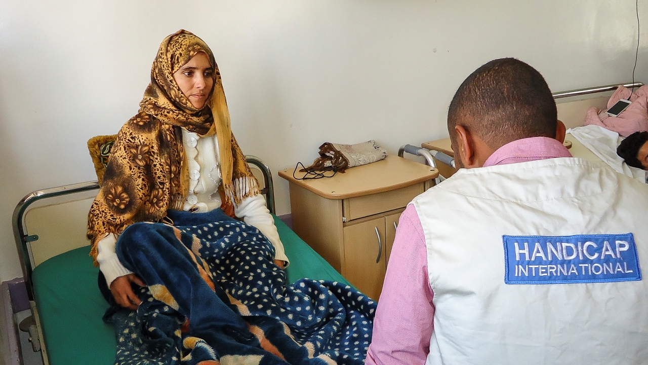 Injured in an air strike, Bushra, 24, receives treatment from Handicap International’s team in Al Thawra hospital, Sana’a.