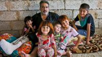 Saadi and his children, in their makeshift home, in the region of Kirkuk. © E. Fourt / Handicap 