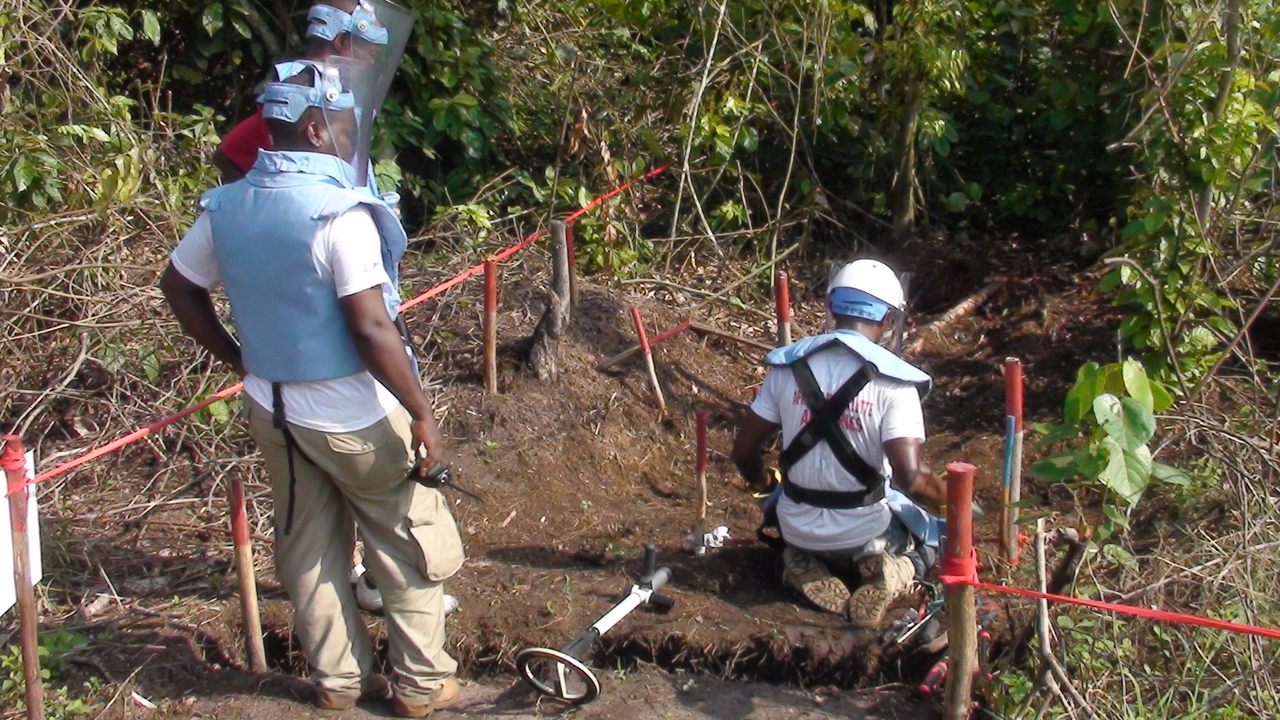 Handicap International deminers in action near Kisangani, DRC.