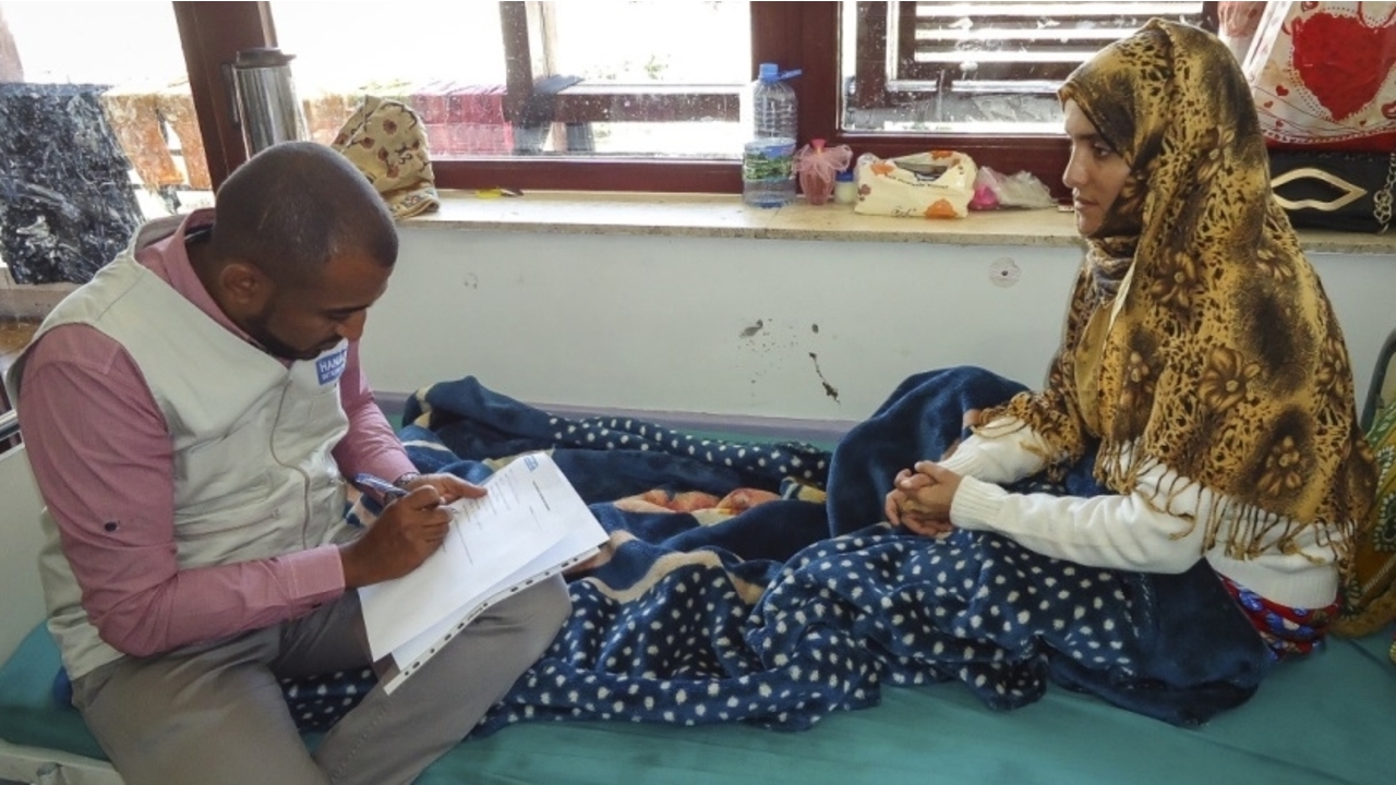 A woman with a leg injury, supported by Handicap International at the Al-Thawra hospital in Sanaa, 2016.