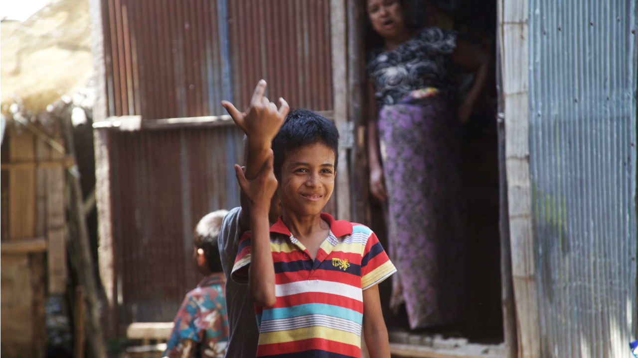 Children in Mae La Refugee Camp (Thailand) hope So Eike will come up with an idea for a game. 