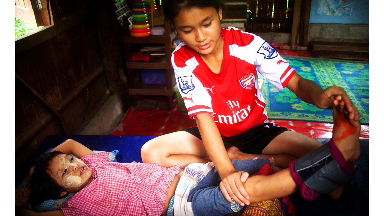 Hae Tar in Handicap International’s rehabilitation center. ‘It’s a good thing that she exercises, but often I worry she’ll fall down’, her sister says. 