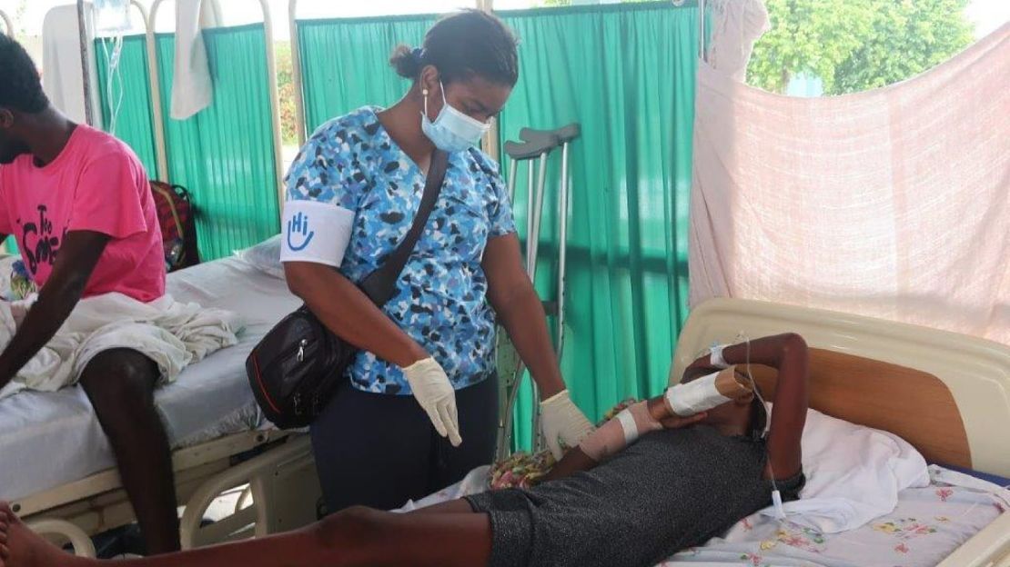 An HI partner physical therapist provides rehabilitation care to a patient injured in the earthquake. Haiti, 2021. 