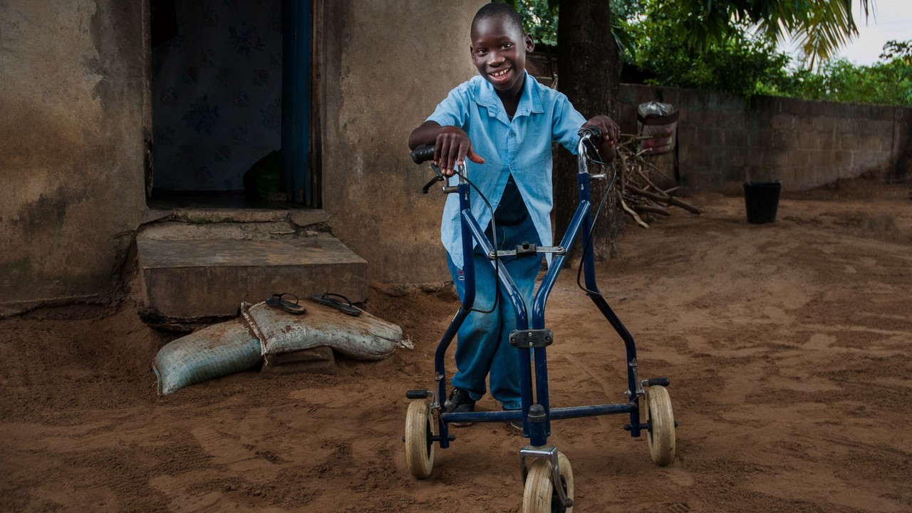 Ilídio is 11, loves going to school and dreams of driving a car one day. It is not so long ago that the boy who now speaks two languages, could not speak at all and had only limited mobility.