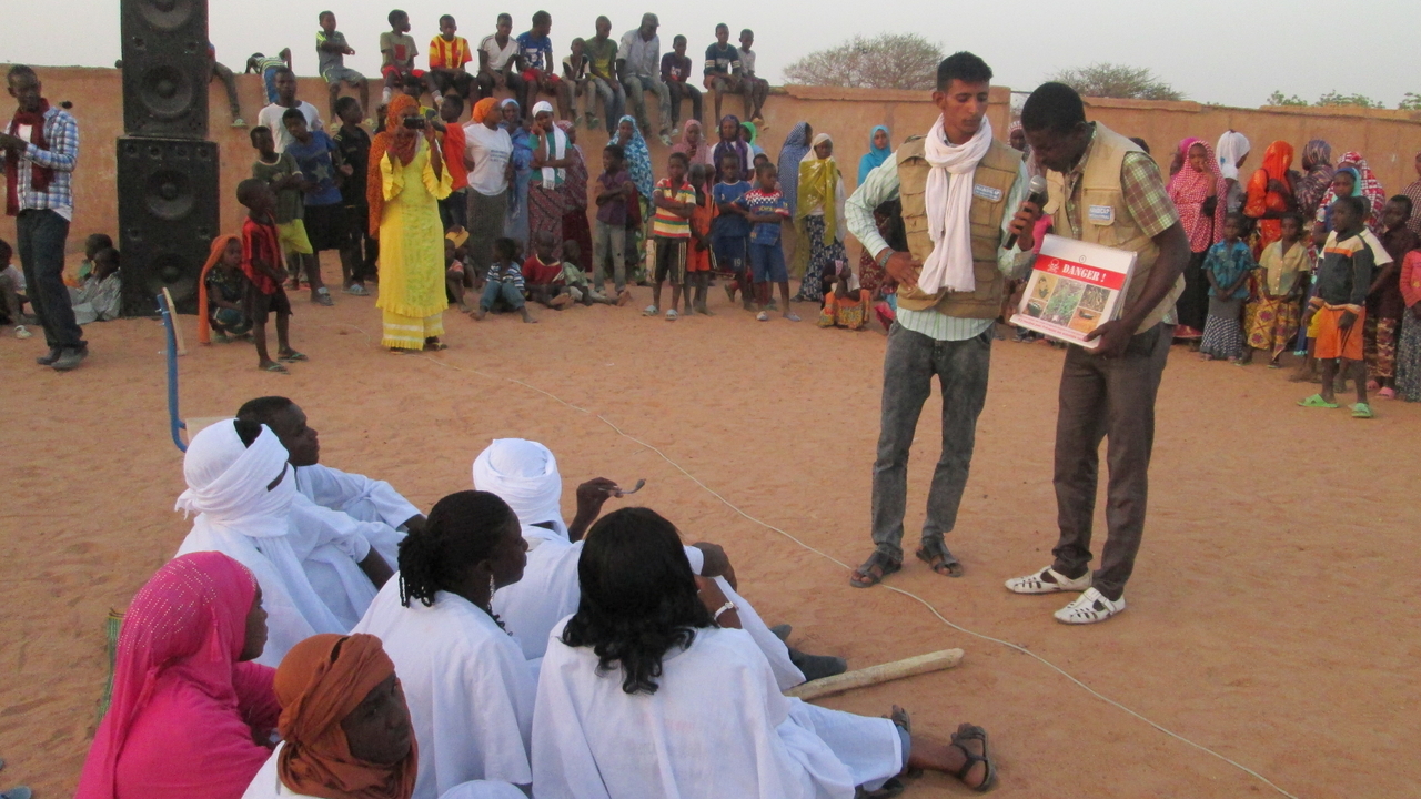 Sessions to aware population to the risk posed by explosive remnants of war and small and light weapons in villages of the Gao region in North Mali.