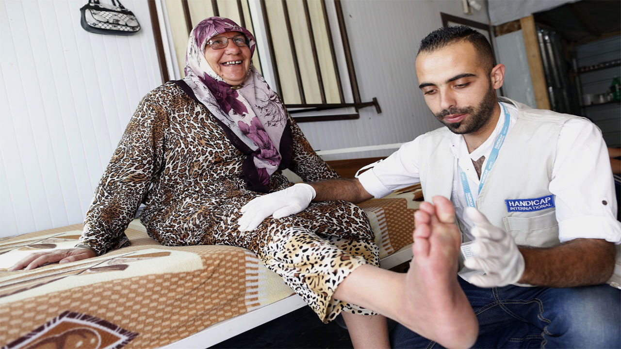 After 8 months living in Zaatari refugee camp Ebtesam fractured her hip. Ebtesam had several rehabilitation sessions with a Handicap International physical therapist and was given a walking frame and stick. Jordan