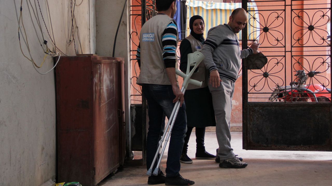 When he started his rehabilitation Mohamad couldn’t leave his bed; two and a half months later he was able to walk using a pair of crutches. 