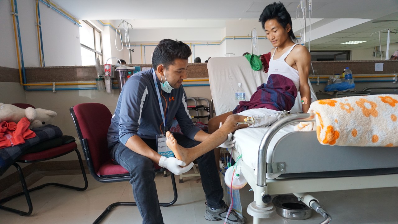 Handicap International physical therapist, Sudan, treats a patient a at the NTC (National Trauma Centre) in Bir hospital. The patient has a fractured femur.