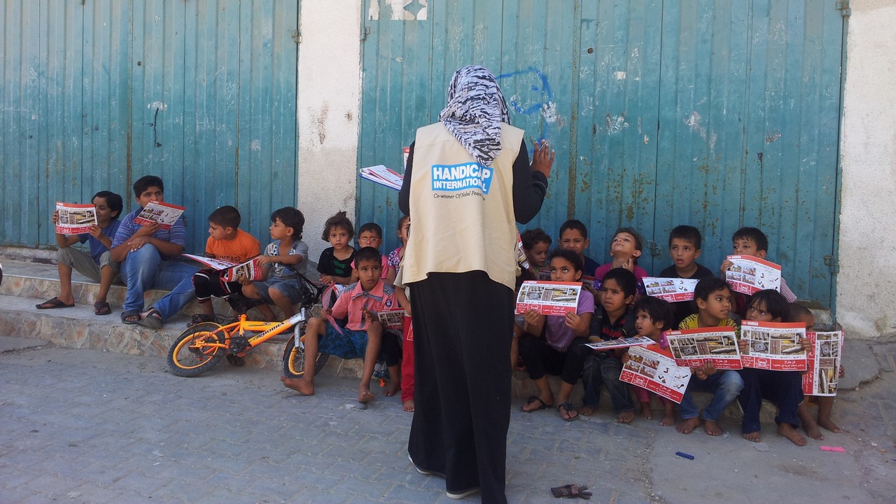 An explosive weapons risk education session conducted by Handicap International in Gaza.
