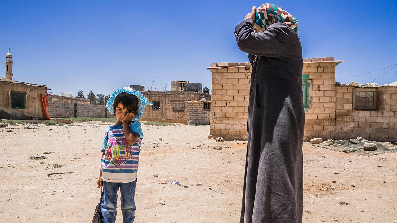 Mother and daughter of a displaced Syrian family