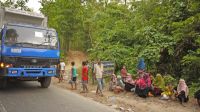 Rohingya refugees waiting by the roadside in the hope of receiving humanitarian aid.